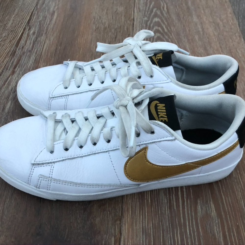White nike sneakers - Picture 3 of 4